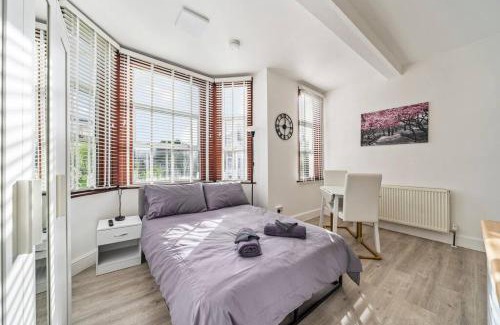 Askew Apartment | Comfortable Flat in Shepherds Bush - 4 Star Rating