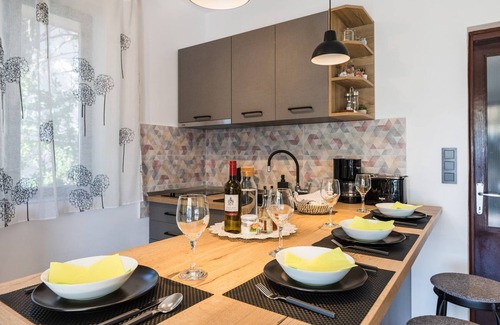 Selce Apartment | Charming flat just 150 metres from the beach with sea views, barbecue, WiFi