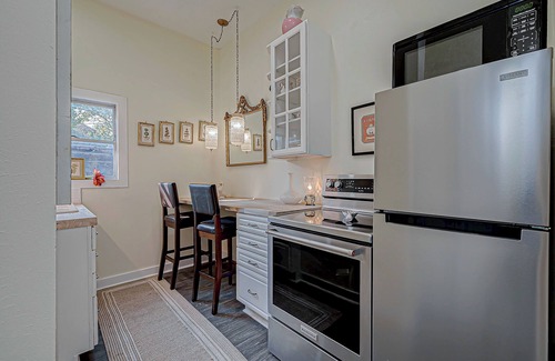 Washington Ave./ Memorial Park Cottage | Charming flat on Washington Ave Strip Newly Renovated