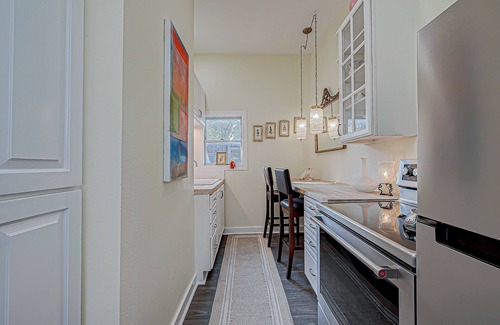 Washington Ave./ Memorial Park Cottage | Charming flat on Washington Ave Strip Newly Renovated