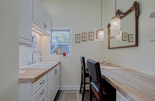 Washington Ave./ Memorial Park Cottage | Charming flat on Washington Ave Strip Newly Renovated