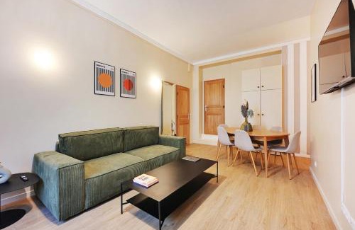 Croulebarbe Apartment | Experience a Unique Flat in Quartier Latin with Cinema