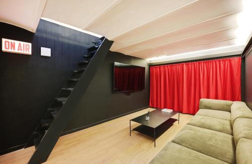 Croulebarbe Apartment | Experience a Unique Flat in Quartier Latin with Cinema