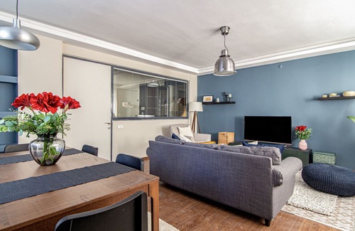 Gayrettepe Apartment | Inviting Flat with Backyard Near Zorlu Center for Families