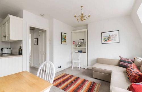Warwick Apartment | Elegant 1-Bed Flat with Balcony in Pimlico, Rated 9.8