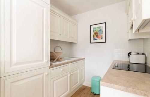 Warwick Apartment | Elegant 1-Bed Flat with Balcony in Pimlico, Rated 9.8