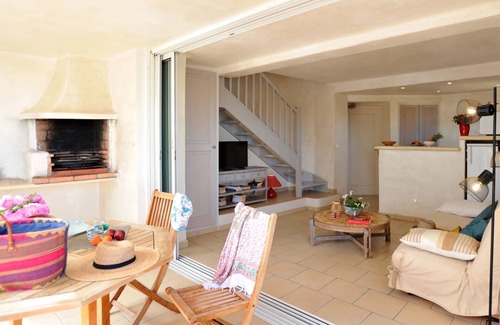 Lecci Apartment | Tranquil Flat with Oceanfront Views and Pool Amenities