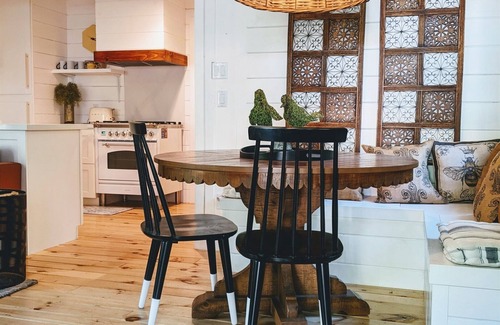 Fern Valley Cottage | Cozy Fox Cottage with Fire Pit & Kitchen Amenities