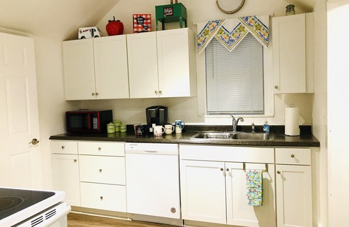 Moweaqua House | Elegant Folk Victorian Cottage with Ocean View & Spa