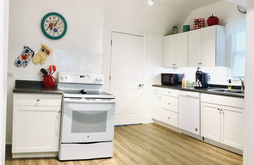 Moweaqua House | Elegant Folk Victorian Cottage with Ocean View & Spa