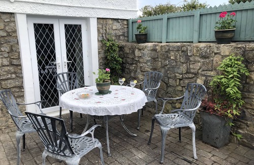 Wick Cottage | Idyllic Oceanfront Cottage with Breakfast in Vale of Glamorgan