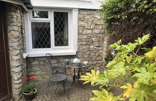 Wick Cottage | Idyllic Oceanfront Cottage with Breakfast in Vale of Glamorgan