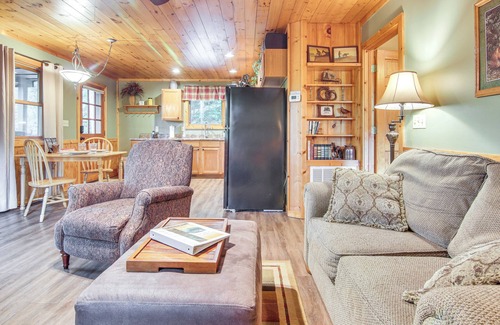 Whittier Cottage | Top-Rated 'Fox Den' Cabin in Whittier with Hot Tub & Kitchen