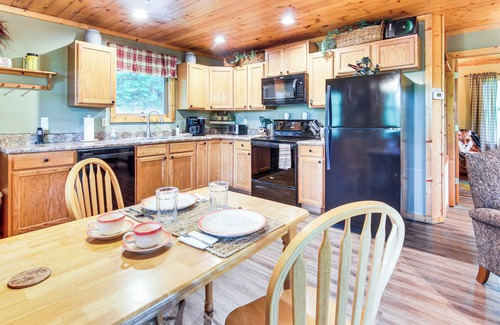 Whittier Cottage | Top-Rated 'Fox Den' Cabin in Whittier with Hot Tub & Kitchen