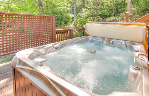 Whittier Cottage | Top-Rated 'Fox Den' Cabin in Whittier with Hot Tub & Kitchen