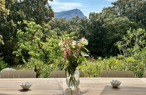 Saint-Marc-Jaumegarde House | Charming property with tennis court and swimming pool in Provence