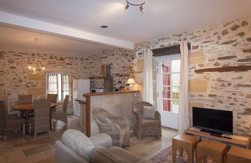 Saint-Medard-d'Excideuil Cottage | Idyllic Chalet with Pool and Pet-Friendly Amenities