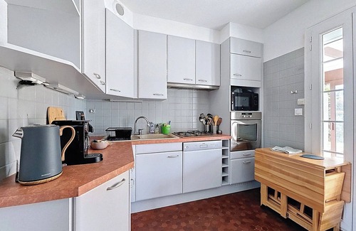 Bernieres-sur-Mer Cottage | Beachside Retreat: Fully-Equipped House for 2 to 6 Guests