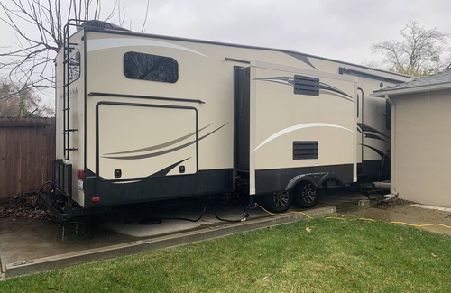 Stockton House | Conveniently Located RV Near Country Clubs & Universities