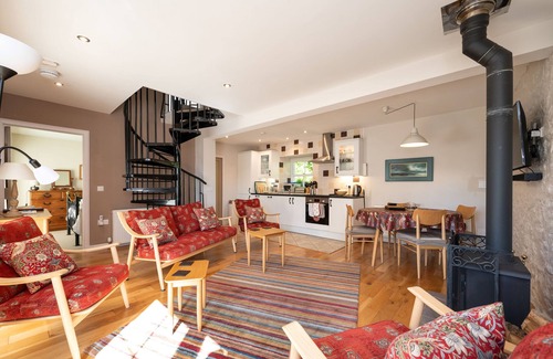 Canonbie Cottage | Elegant Fully Refurbished Garden Cottage with Breakfast
