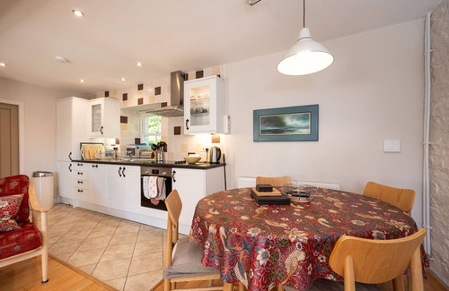 Canonbie Cottage | Elegant Fully Refurbished Garden Cottage with Breakfast