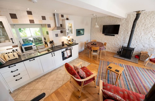 Canonbie Cottage | Elegant Fully Refurbished Garden Cottage with Breakfast
