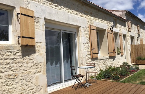 Le Gua Cottage | Inviting Apartment for 6 with Pool in Serene Location