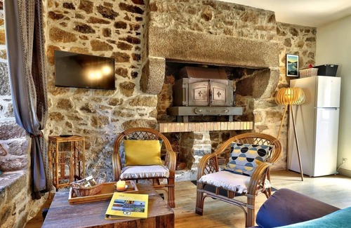 Plouguin Cottage | Delightful Cottage "The Mill" - Rated 9/10 with Family Amenities