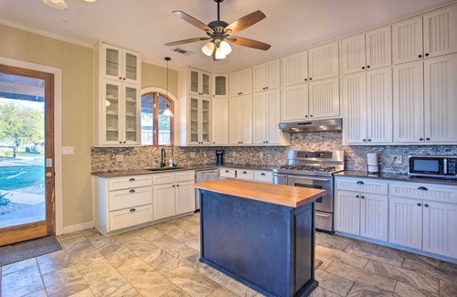 Gainesville House | Inviting Gainesville Retreat with Barn, Grill & Spa Amenities