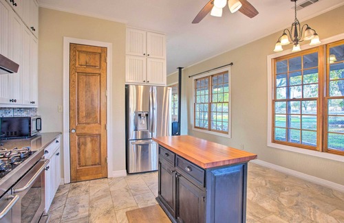 Gainesville House | Inviting Gainesville Retreat with Barn, Grill & Spa Amenities