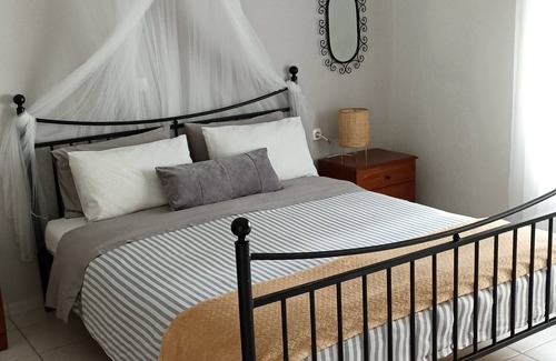 Petaloudes Apartment | Beautiful Oceanfront Apartment with Top-Rated Amenities