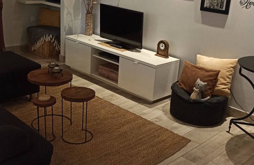 Petaloudes Apartment | Beautiful Oceanfront Apartment with Top-Rated Amenities