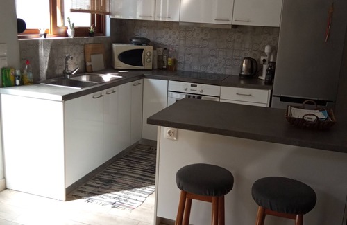 Petaloudes Apartment | Beautiful Oceanfront Apartment with Top-Rated Amenities