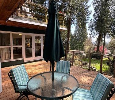 Hollyburn Villa | Serene Garden House - Pet and Child Friendly Retreat