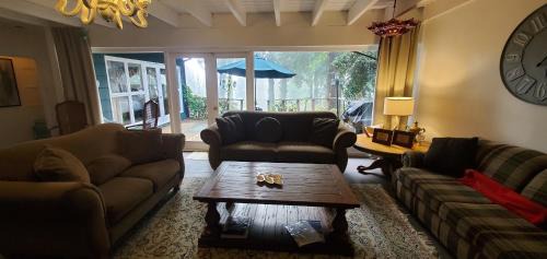 Hollyburn Villa | Serene Garden House - Pet and Child Friendly Retreat
