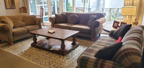 Hollyburn Villa | Serene Garden House - Pet and Child Friendly Retreat