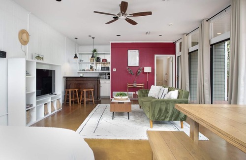 Tyler House | Cozy Garden Oasis Studio with Kitchen & Kid-Friendly Perks