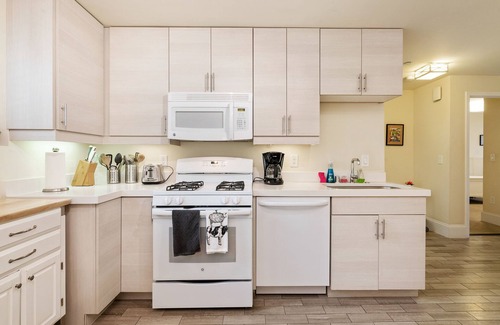 Lower Pacific Heights Apartment | Pet-Friendly Garden Retreat in Scenic Pacific Heights