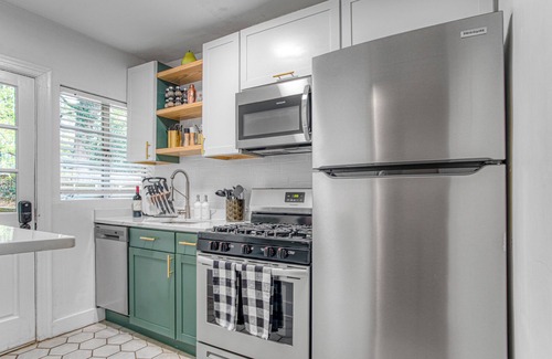 Dilworth House | Charming Getaway, Minutes to Everything!