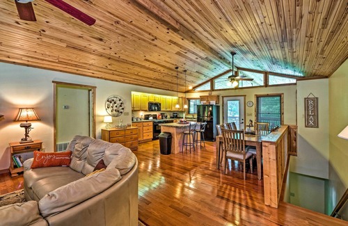 Albany House | Scenic Getaway with Lake Cumberland Views & Spa Amenities