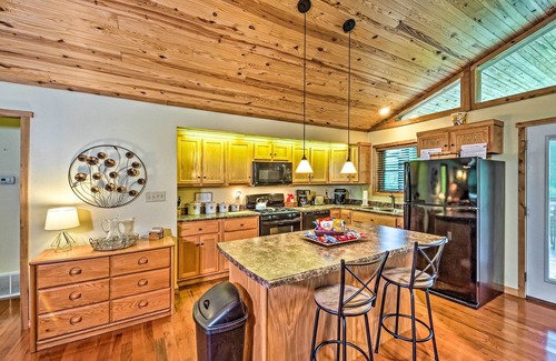 Albany House | Scenic Getaway with Lake Cumberland Views & Spa Amenities