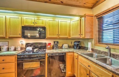 Albany House | Scenic Getaway with Lake Cumberland Views & Spa Amenities