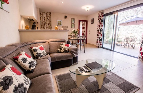 Saint Maurin House | Idyllic Gîte with Pool and Park Garden for Memorable Stays