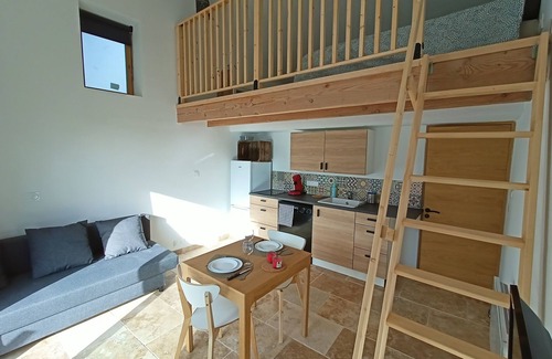 Crestet Cottage | Idyllic Gîte with Hot Tub and Views of Mont Ventoux