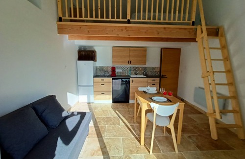 Crestet Cottage | Idyllic Gîte with Hot Tub and Views of Mont Ventoux