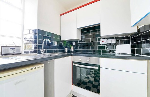 Corsham Apartment | Inviting Grade 2 Period Apartment with Spa & Breakfast