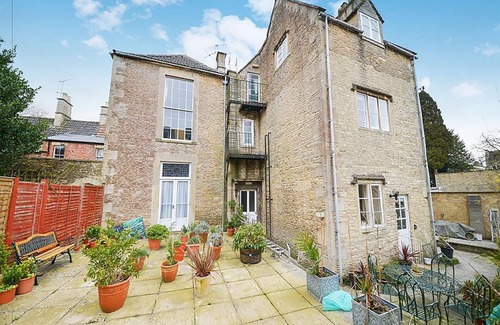 Corsham Apartment | Inviting Grade 2 Period Apartment with Spa & Breakfast