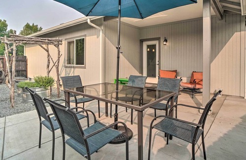 Grants Pass House | Charming Grants Pass Home: Patio & Fire Pit!