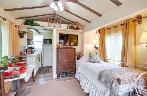 Cedar Ridge Apartment | ```html
Pet-Friendly Tiny Home with Deck and Hot Tub Access
```
