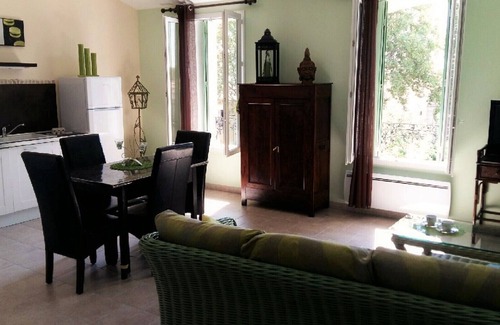 Pomerols Apartment | Exceptional Guest Retreat with Pool, Free Parking & Wifi
